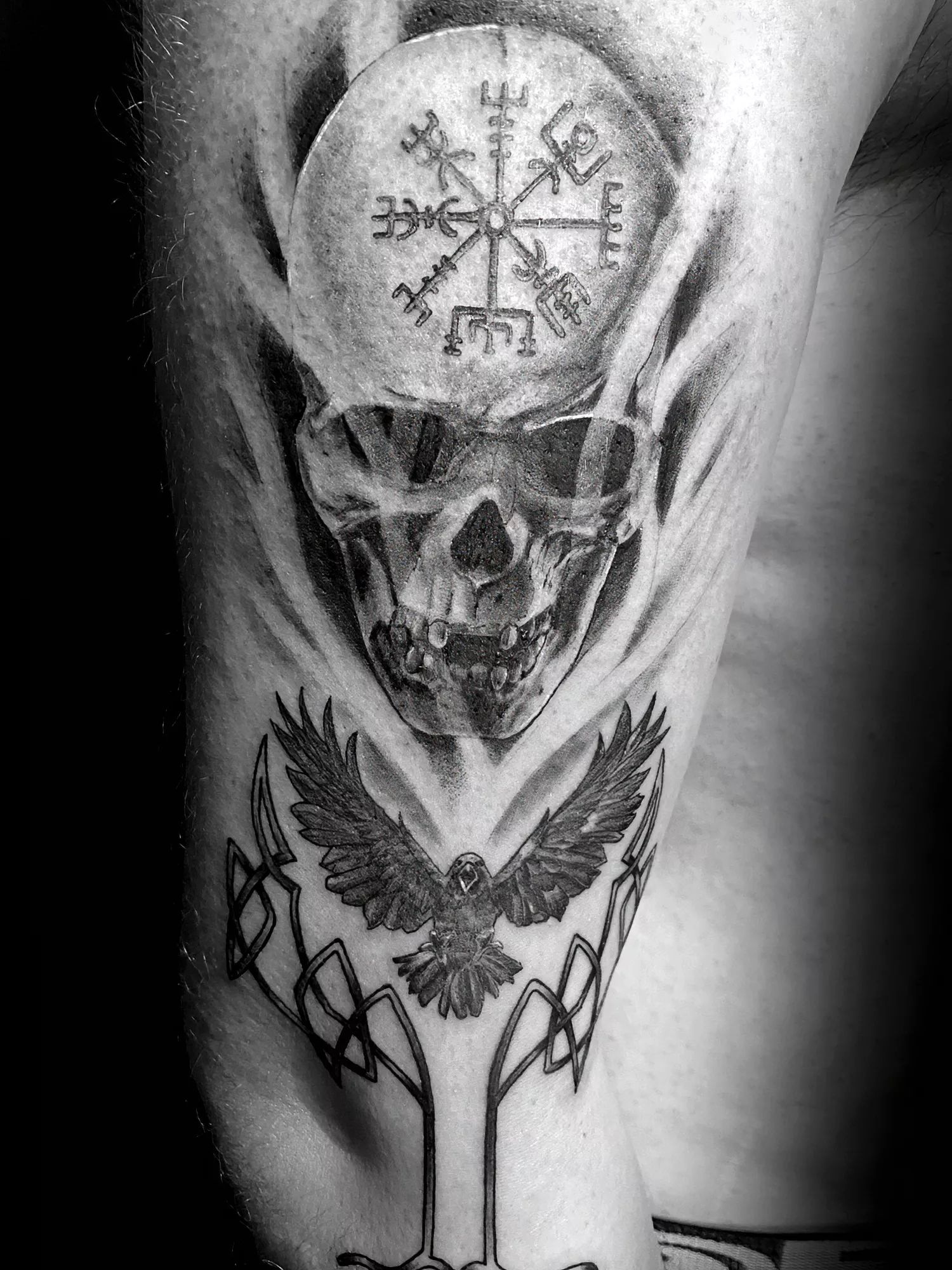 Tatouage dotwork crâne viking