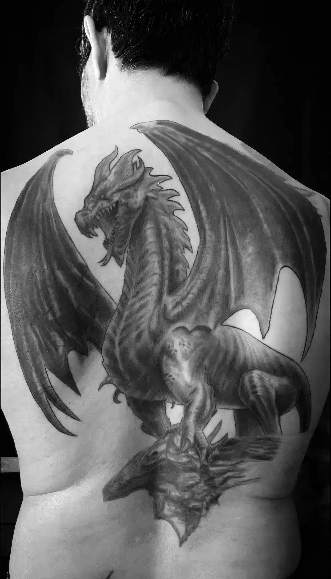 Tatouage réaliste dragon dans le dos