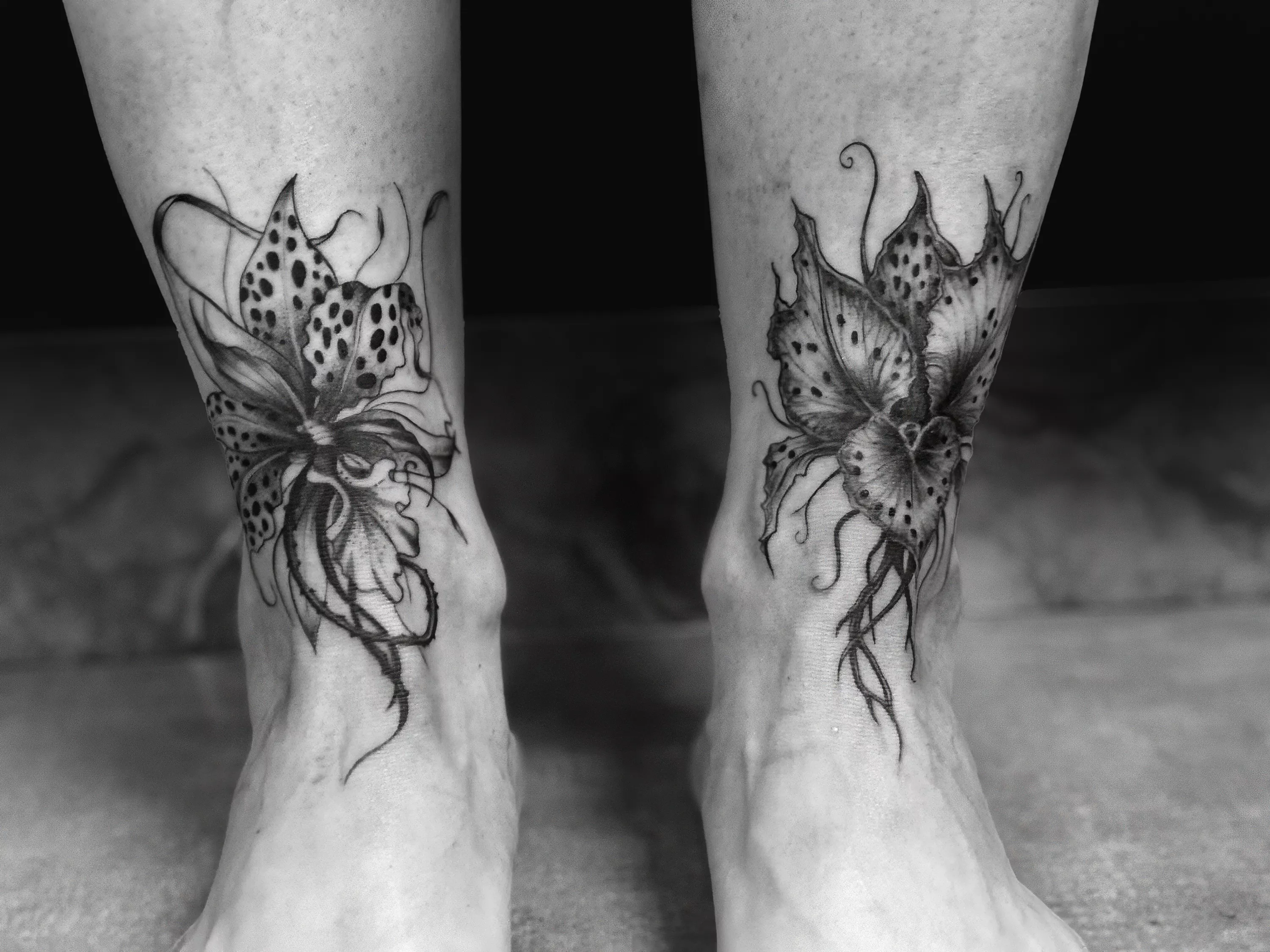 Tatouage fine line floral sur le pied