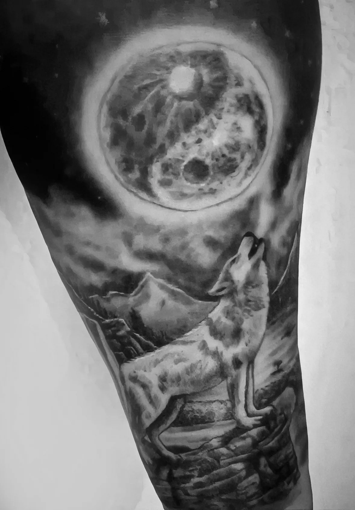 Tatouage graphique loup et lune