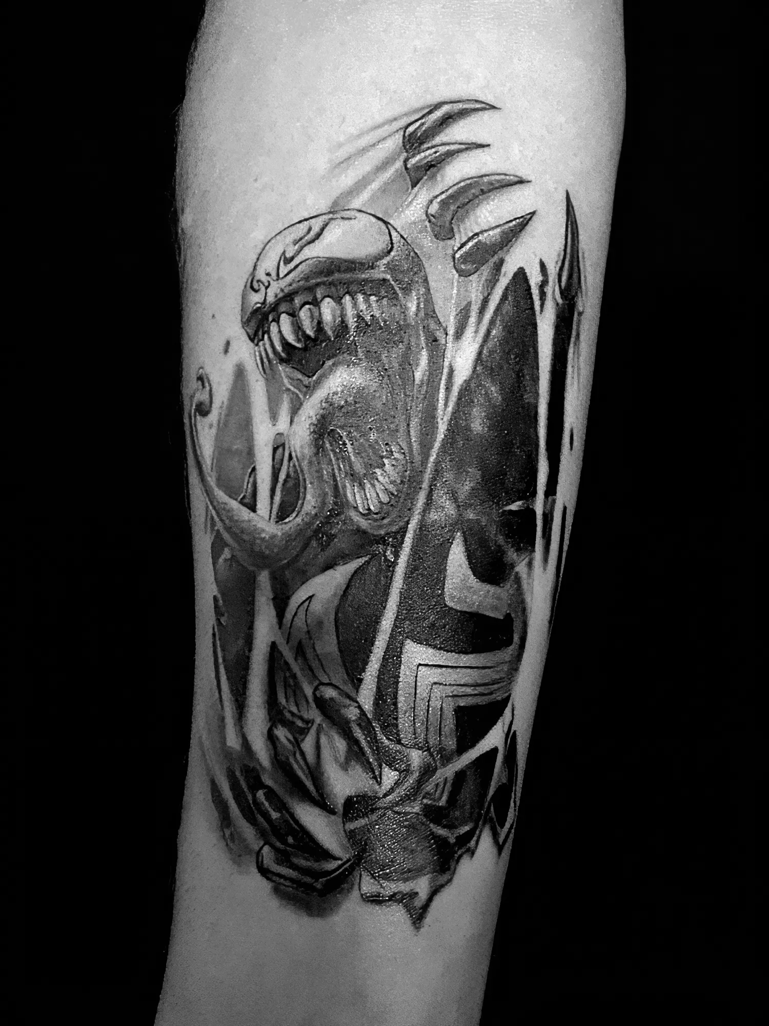 Tatouage réaliste portrait sur avant-bras