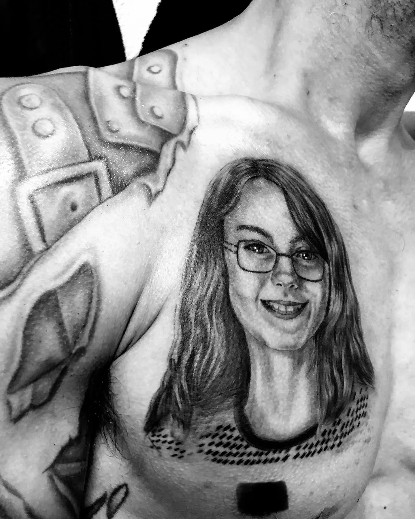 Tatouage réaliste portrait en noir et blanc